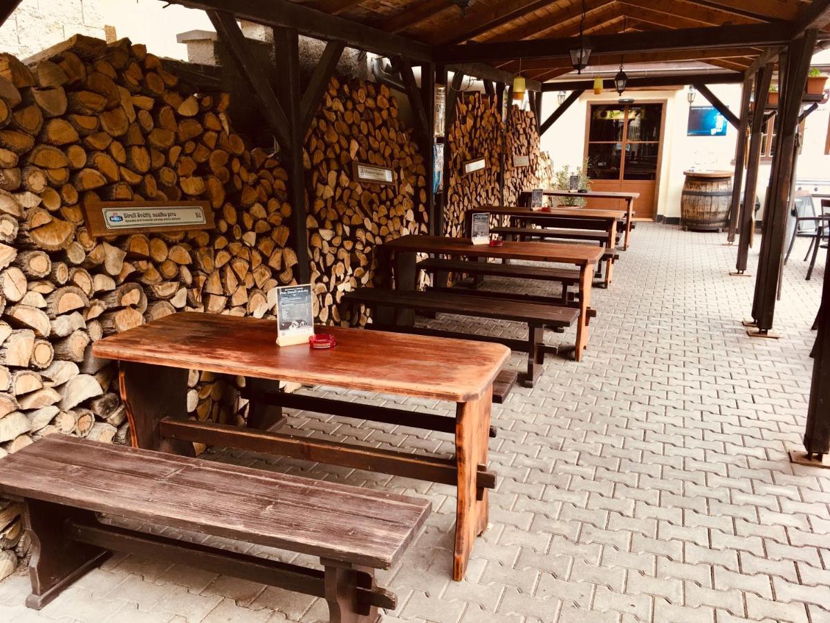 Restaurant A Penzion Pod Draci Skalou Karlštejn Exterior foto