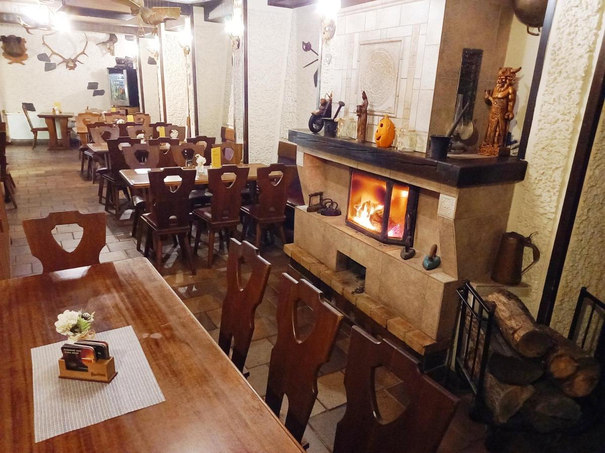 Restaurant A Penzion Pod Draci Skalou Karlštejn Exterior foto