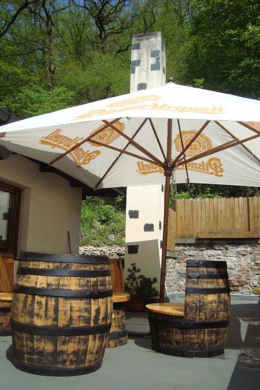 Restaurant A Penzion Pod Draci Skalou Karlštejn Zimmer foto